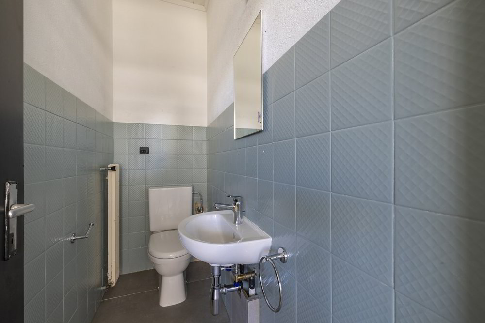 null rooms Office & Commercial for rent in Martigny - image 1/4
