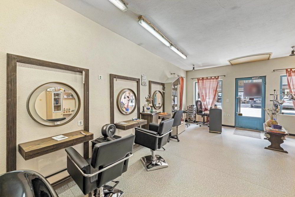 2 rooms Office & Commercial to buy in Zinal - image 1/8