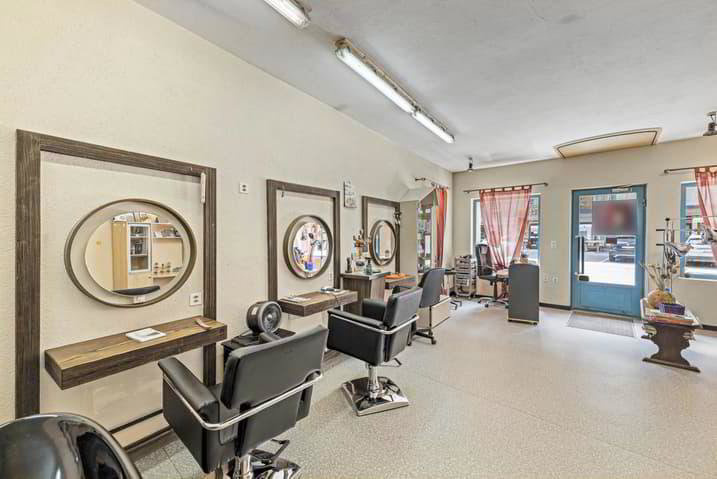 2 rooms Office & Commercial to buy in Zinal - image 1/8