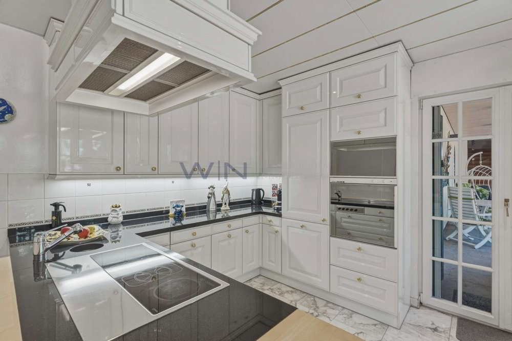 8 rooms House to buy in Binningen - image 1/13