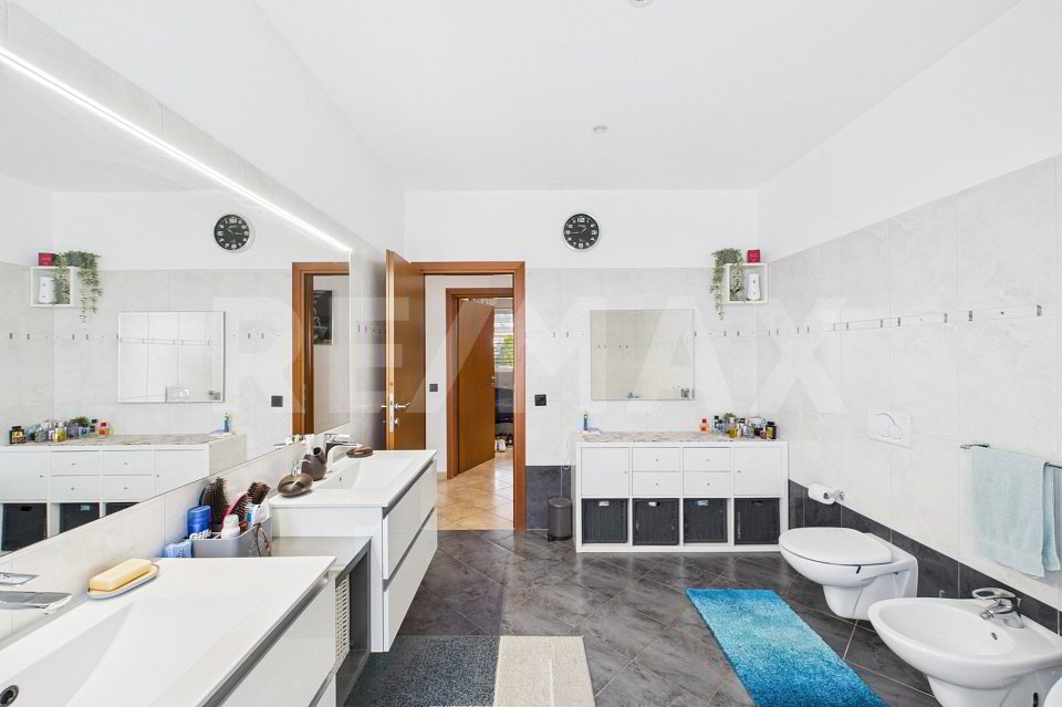 Casa di 9 locali in vendita a Melano - immagine 1/13