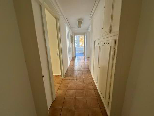 3 rooms Office & Commercial for rent in La Chaux-de-Fonds - image 1/6