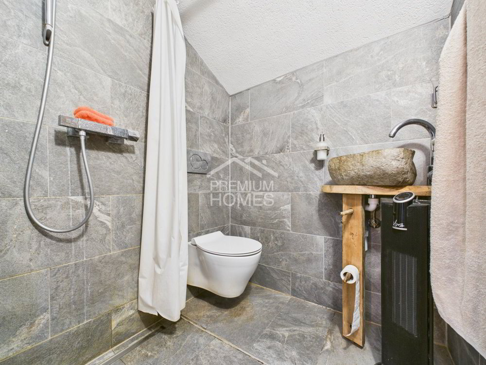 4 rooms House to buy in Grindelwald - image 1/8