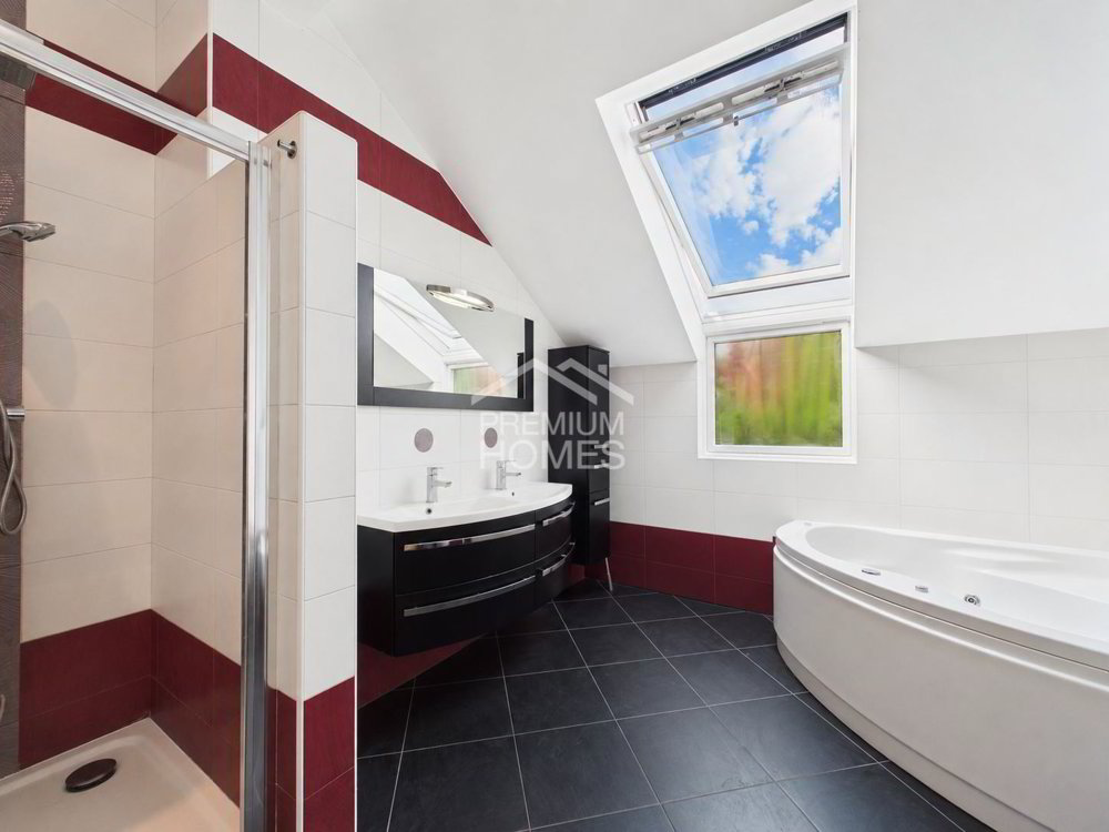 Casa di 6 locali in vendita a Thielle - immagine 1/13