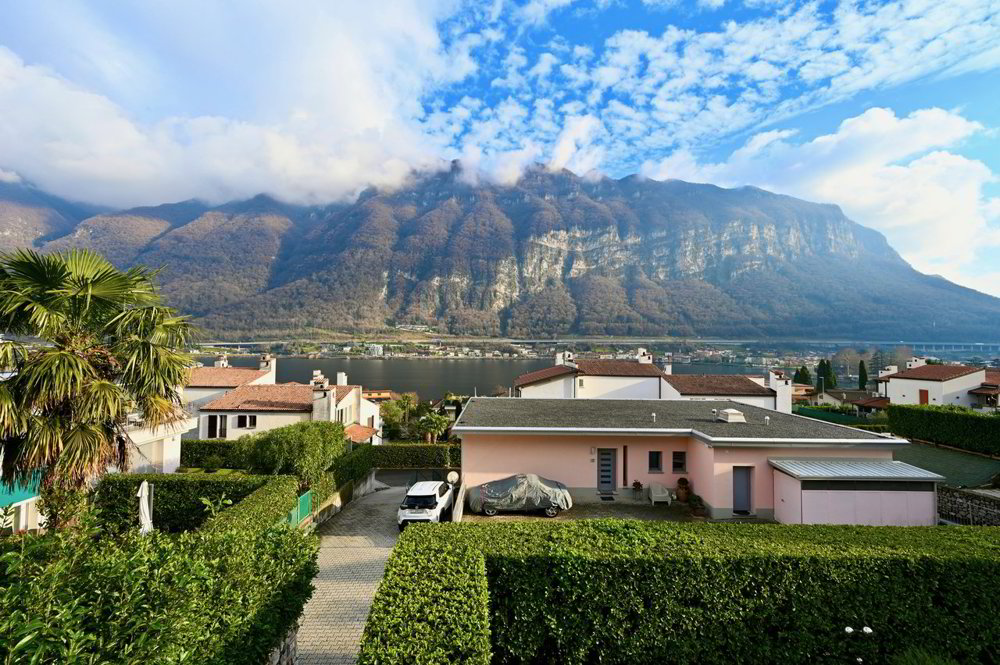 5 rooms House to buy in Riva San Vitale - image 1/13