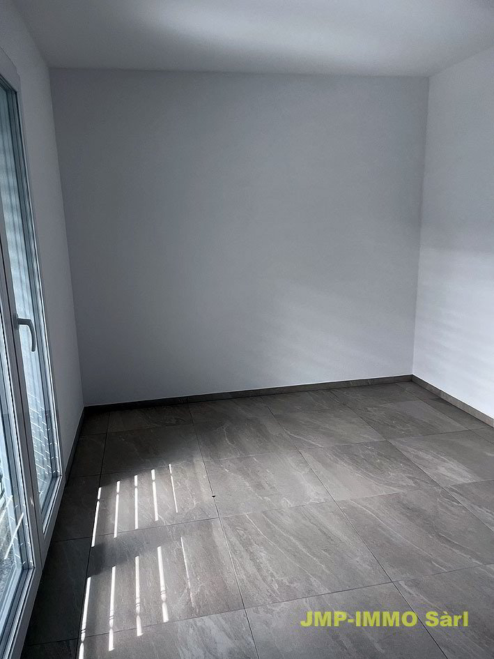 4 rooms Apartment to buy in Saxon - image 1/13
