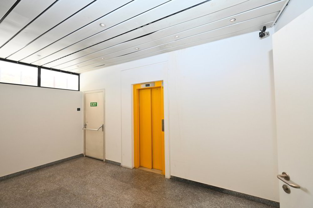 null rooms Office & Commercial to buy in Chiasso - image 1/12