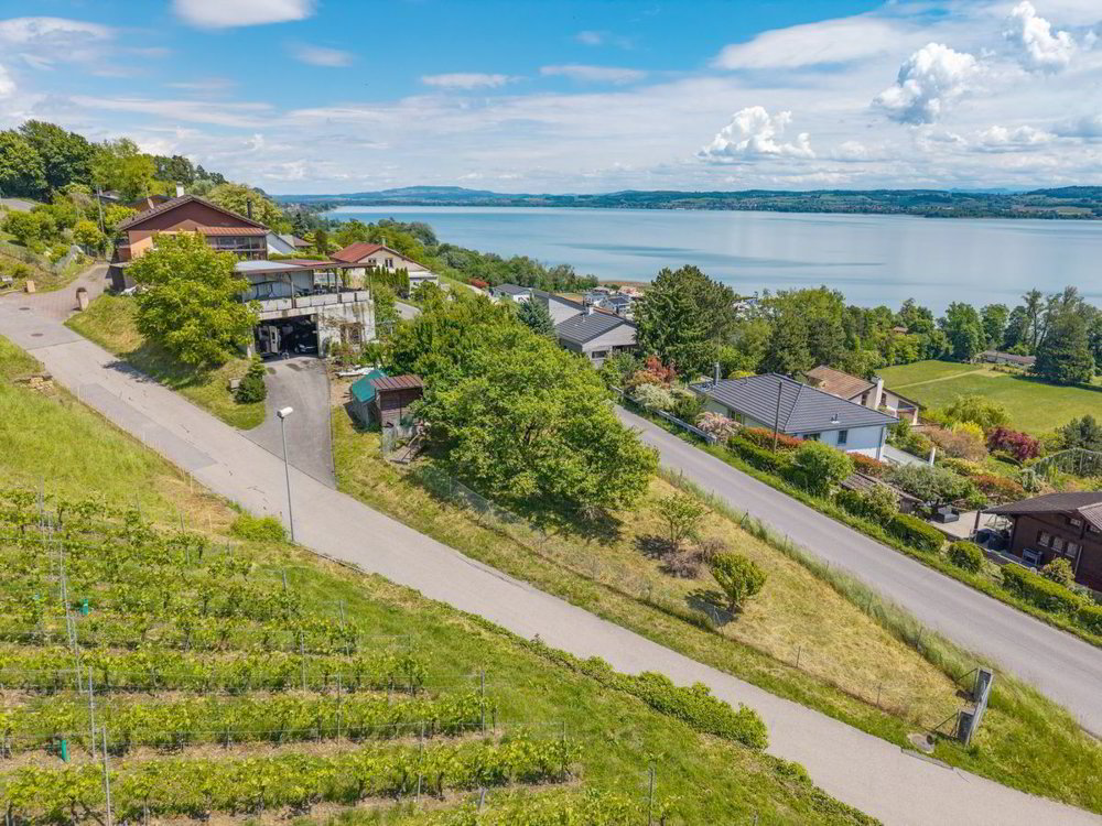 Wunderschönes Grundstück mit Seeblick auf den Murtensee und der Möglichkeit zum Bau einer Wohnung oder eines Hauses
