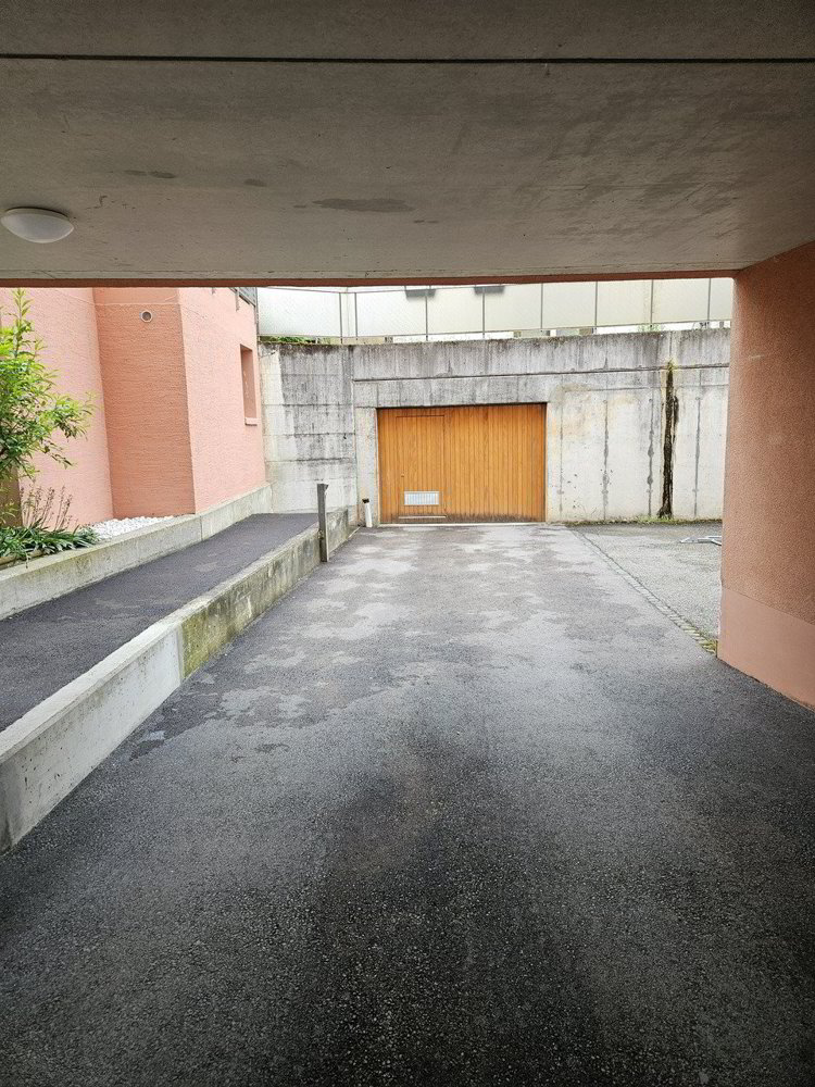 null rooms Car park, garage for rent in Bôle - image 1/2