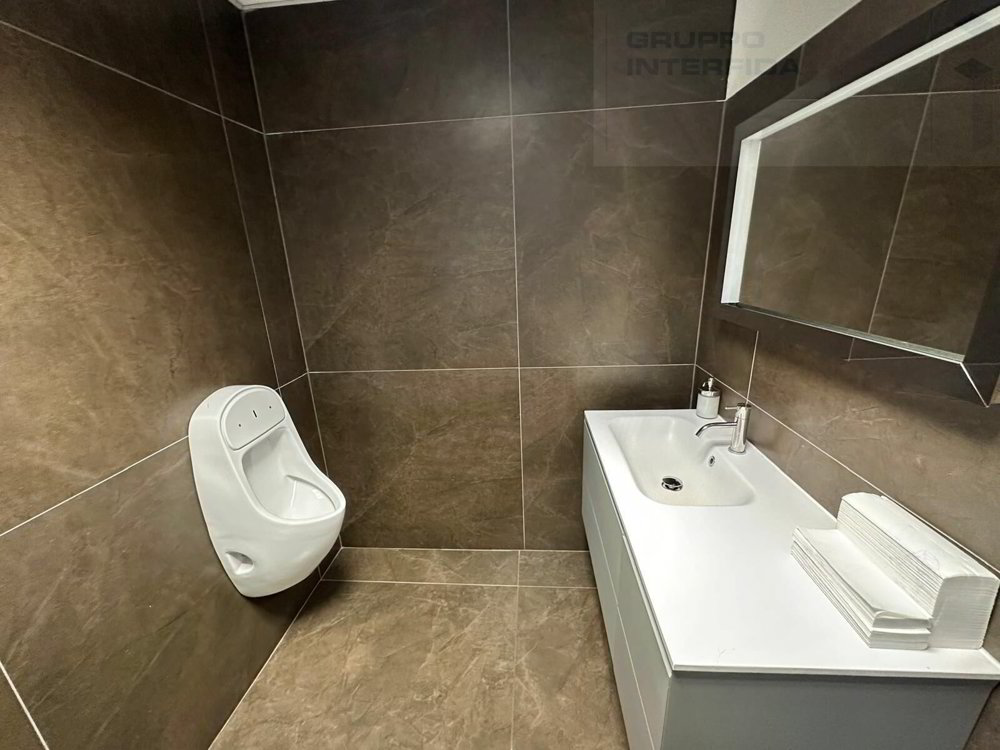 null rooms Office & Commercial for rent in Chiasso - image 1/9