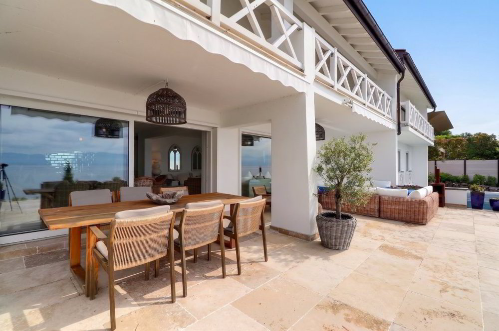 8 rooms House to buy in Perroy - image 1/13