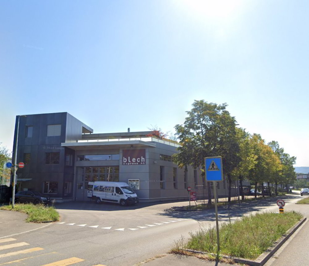 Gewerbehalle mit Ueberhöhe, grosse 5.5-Zimmer-Attikawohnung, Lift und 6 PP