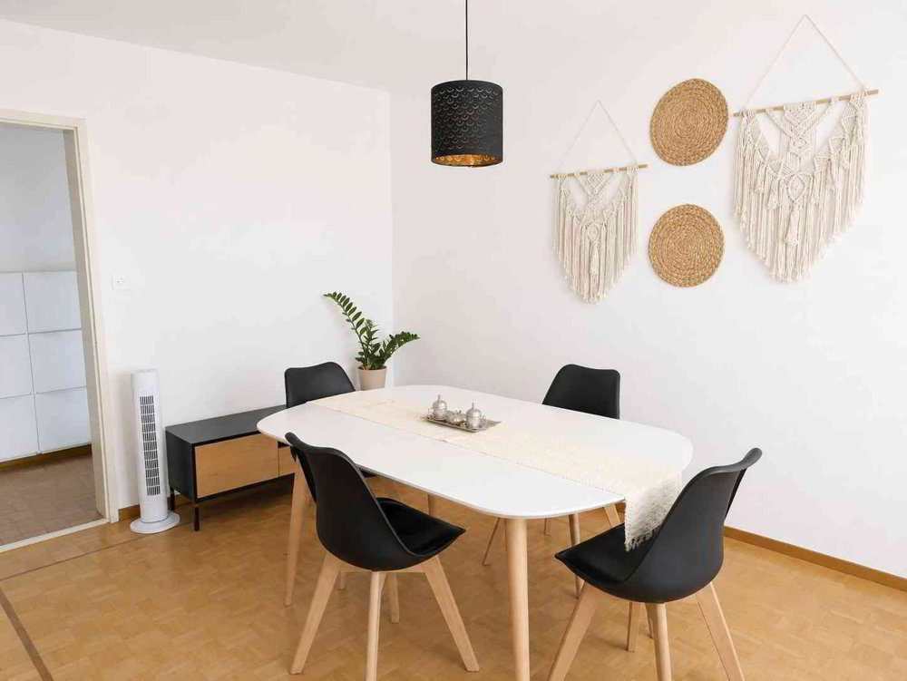 Helle 4 Zimmer-Altbauwohnung mit Balkon und Garage in zentraler Lage - Mehr
