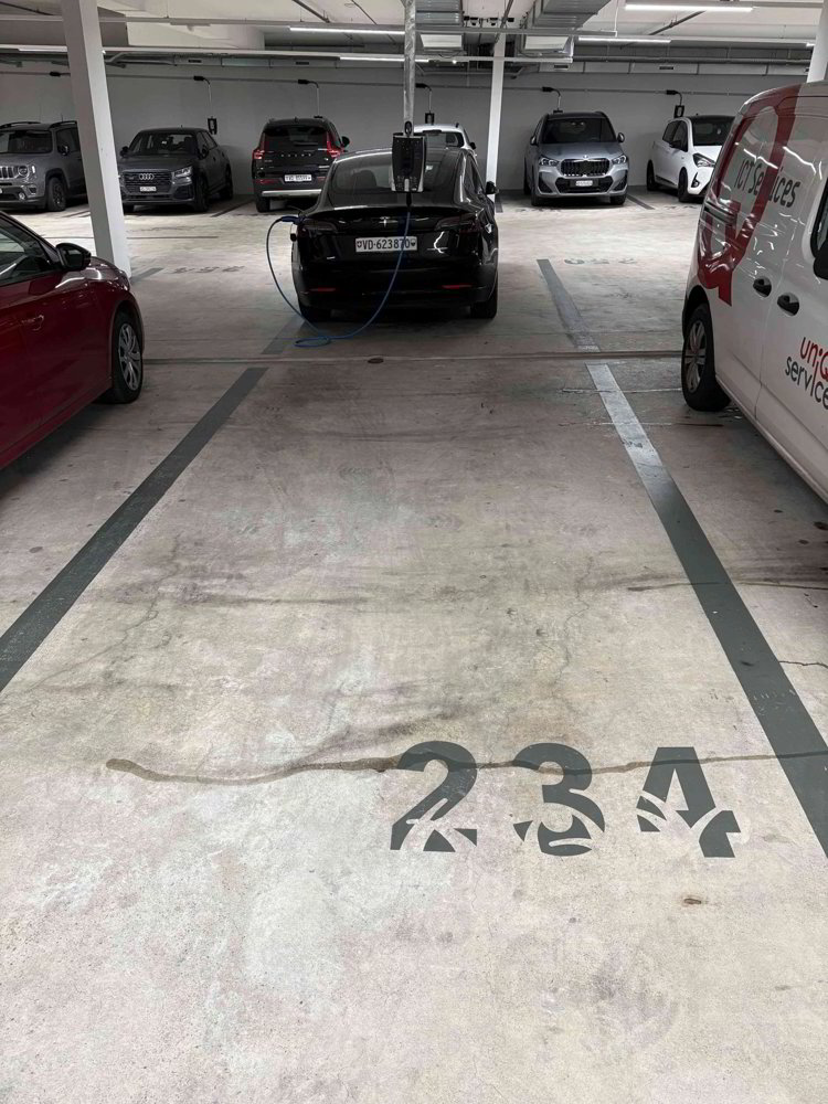 null rooms Car park, garage for rent in Nyon - image 1/2