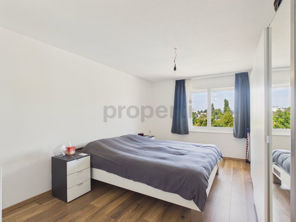 Sonniger Balkon/Wintergarten, zwei Garagenboxen und Partykeller zur Mitbenützung - Mehr