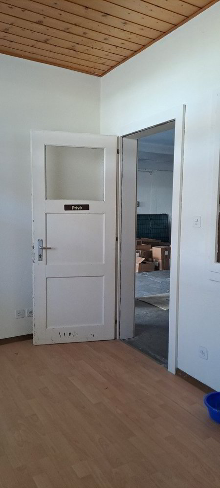 null rooms Office & Commercial for rent in Charrat - image 1/8