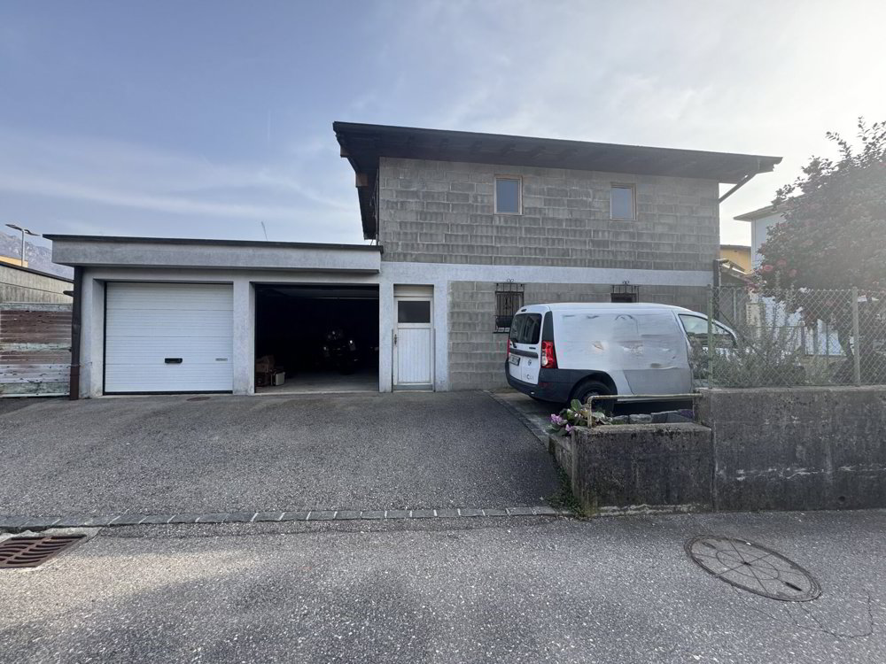 Magazzino con 2 garage in vendita