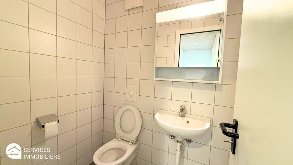 3 rooms Office & Commercial for rent in Tavannes - image 1/6