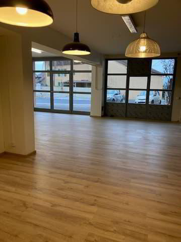 2 rooms Office & Commercial for rent in Yens - image 1/11