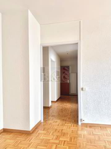 Appartement 2 pièces à louer à La Chaux-de-Fonds - image 1/8