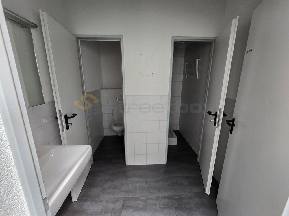 Streetbox triple de 180 m² très bien situé - 1er loyer offert - Mehr