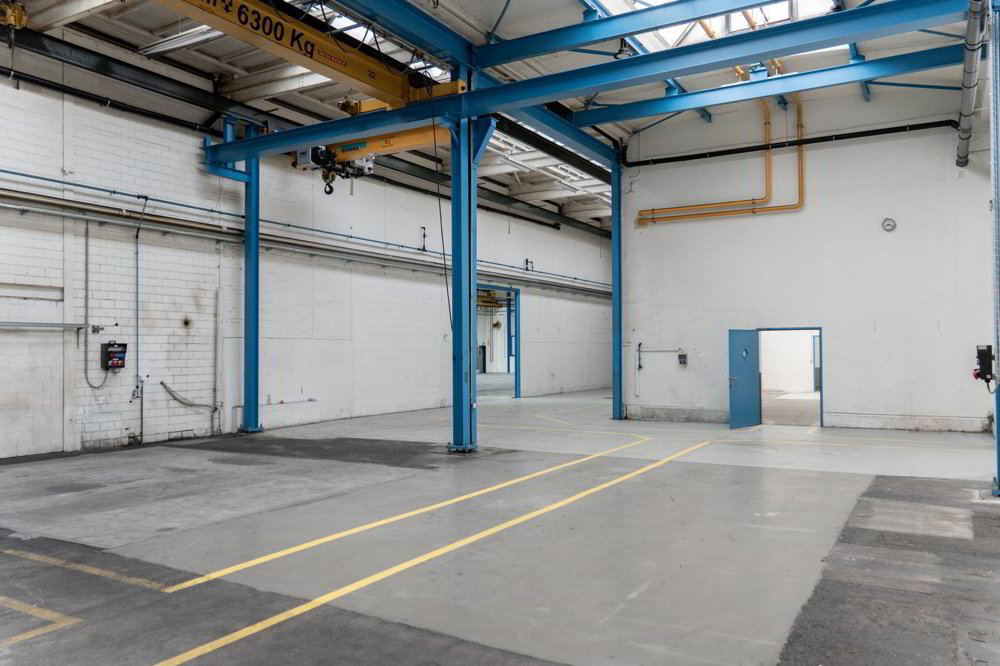 Hohe Lager-/Gewerbehalle mit ebenerdigem Zugang - 550 m² - Mehr