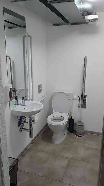 2 rooms Office & Commercial for rent in Huttwil - image 1/4