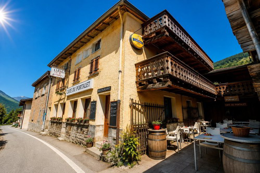 Un Lieu de Vie et d'Opportunités au coeur du Val Ferret : Immeuble mixte, café-restaurant et 3 appartements, grange et jardin - Ansicht 2