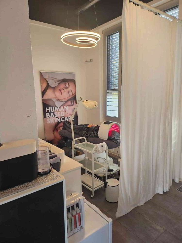 Mietplatz für Maniküre, Pediküre oder Kosmetik - Mehr
