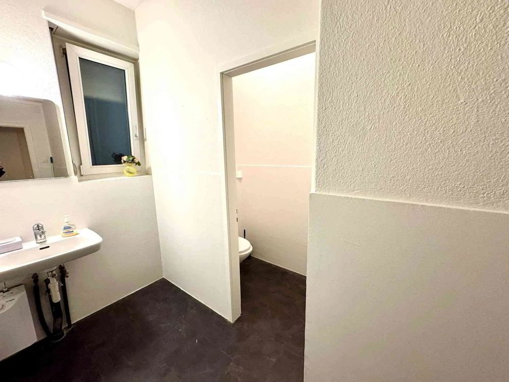 2.5 rooms Office & Commercial for rent in Zürich - image 1/8