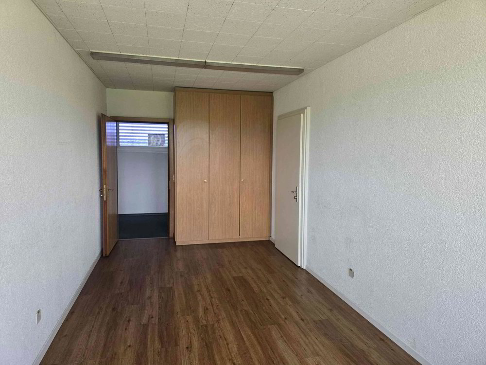1 rooms Office & Commercial for rent in Bussigny - image 1/2