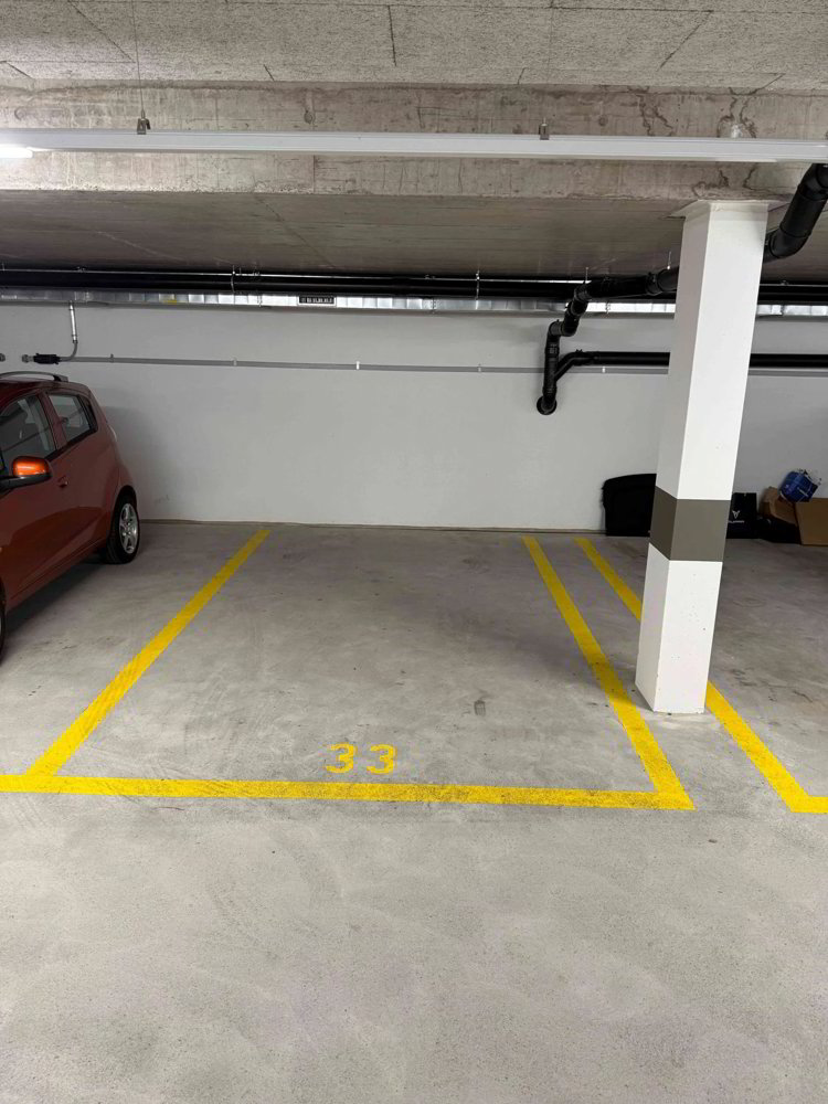 null rooms Car park, garage for rent in Gränichen - image 1/1