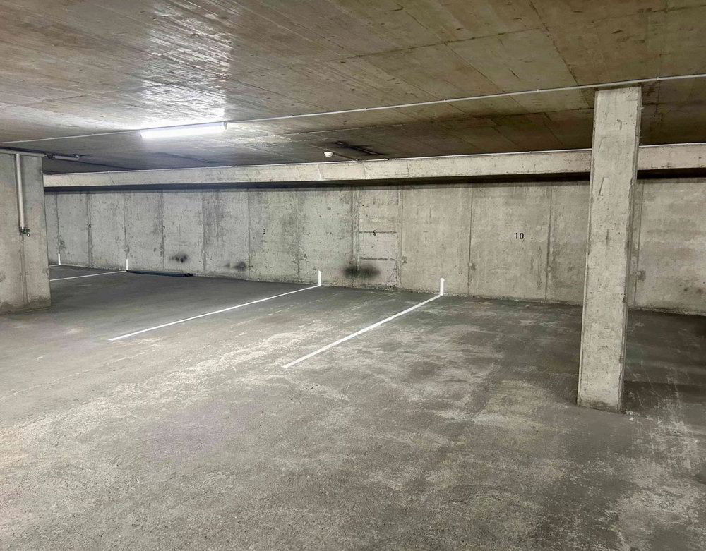 null rooms Car park, garage for rent in Delémont - image 1/3