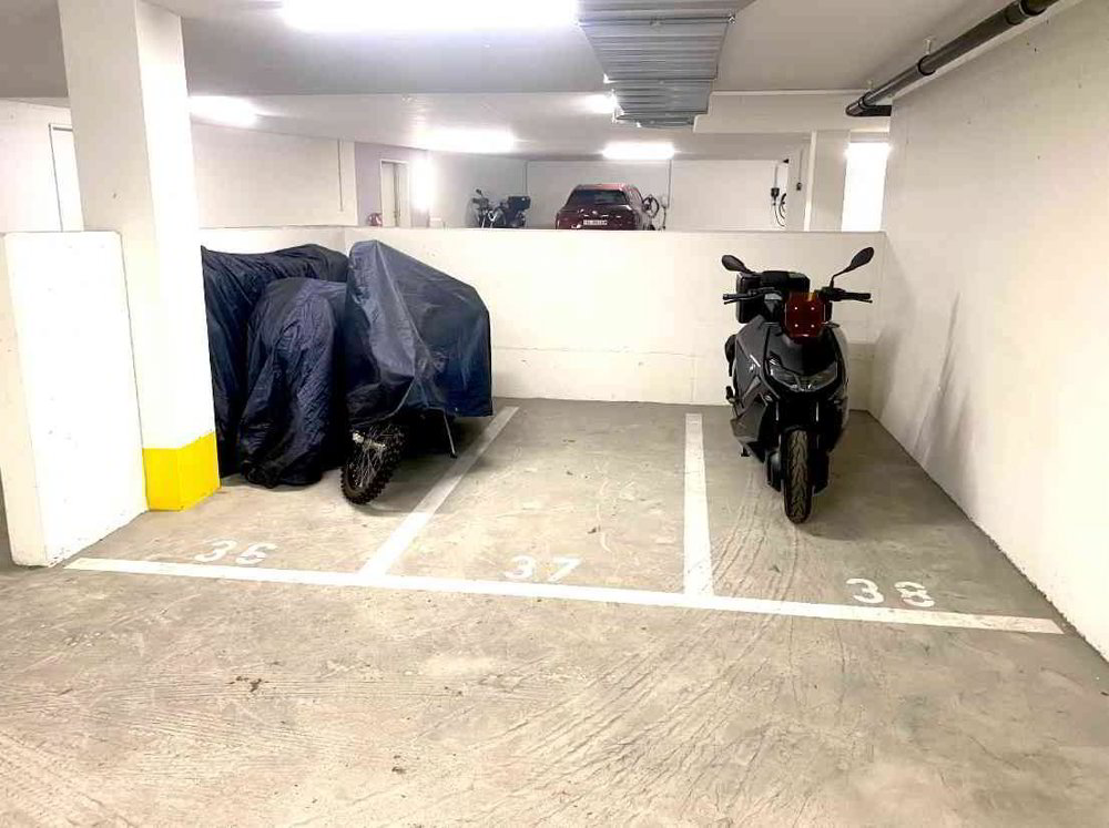 null rooms Car park, garage for rent in Meisterschwanden - image 1/4