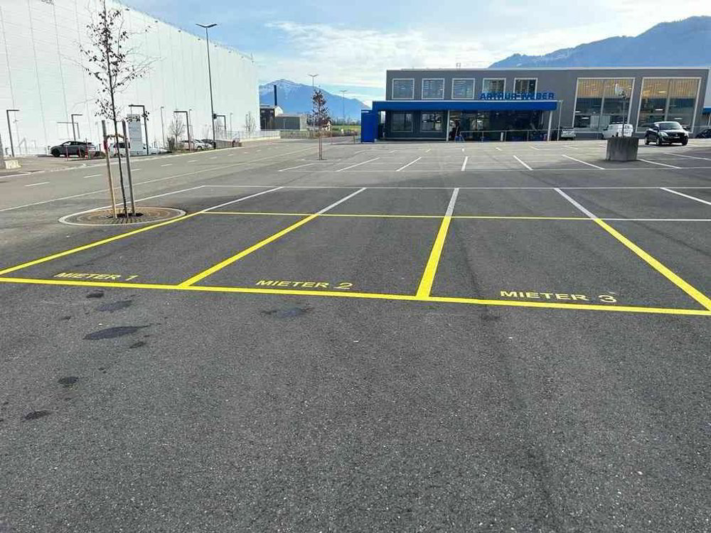 null rooms Car park, garage for rent in Galgenen - image 1/1