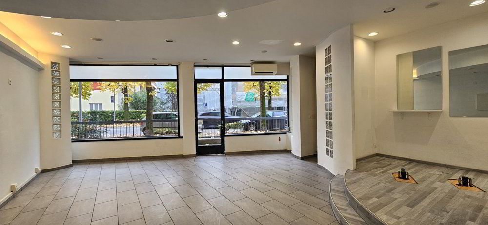 3 rooms Office & Commercial to buy in Chiasso - image 1/3
