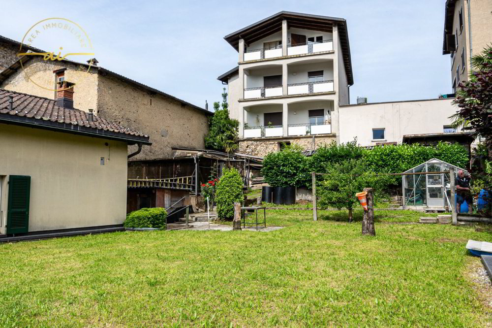 CASA UNIFAMILIARE CON LOCALE COMMERCIALE ANNESSO - Mehr