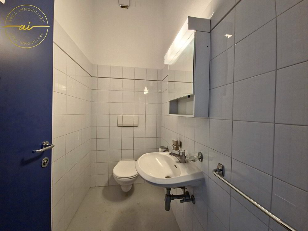 1 rooms Office & Commercial to buy in Chiasso - image 1/5