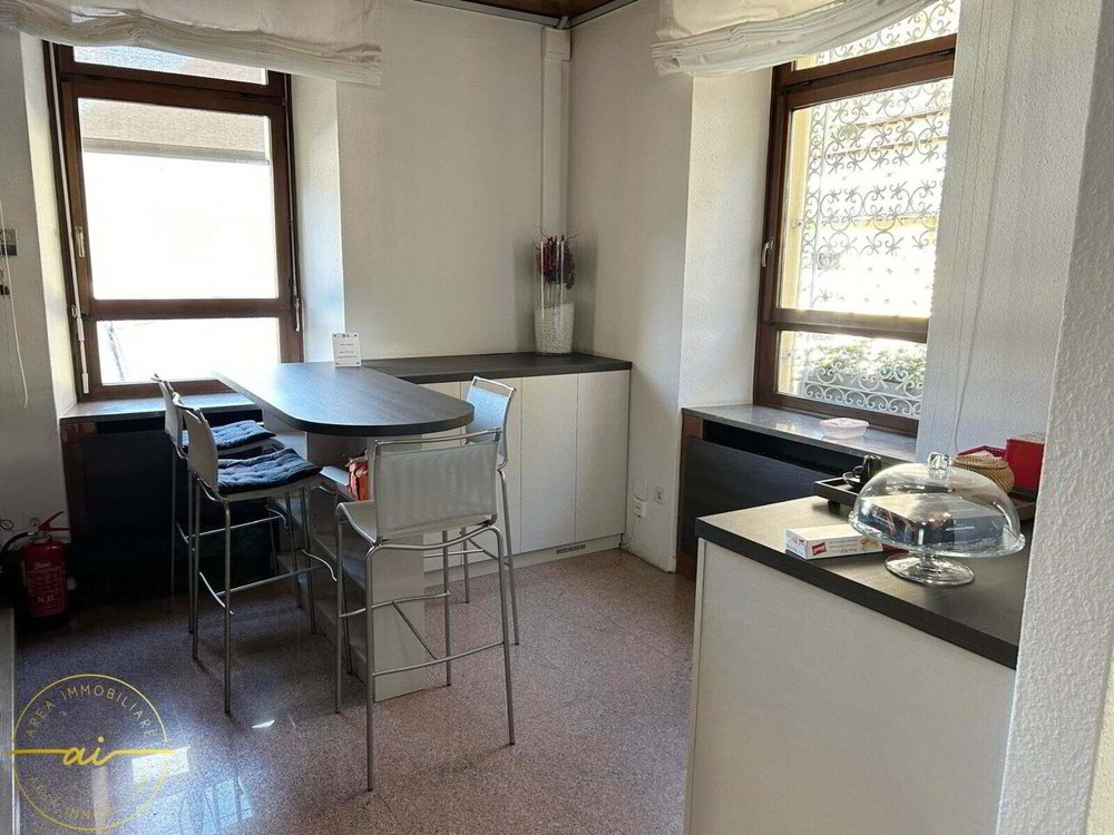 ELEGANTE BÜRO-MÖBEL MIT STELLPLÄTZEN IN MENDRISIO - Ansicht 2