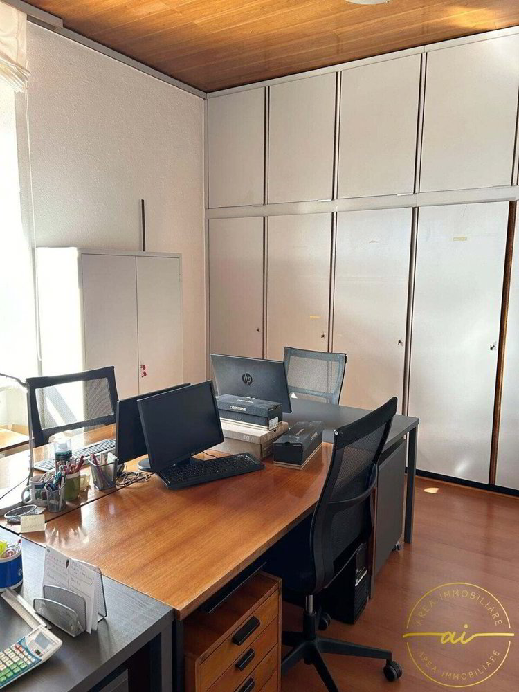 ELEGANTE BÜRO-MÖBEL MIT STELLPLÄTZEN IN MENDRISIO - Ansicht 4