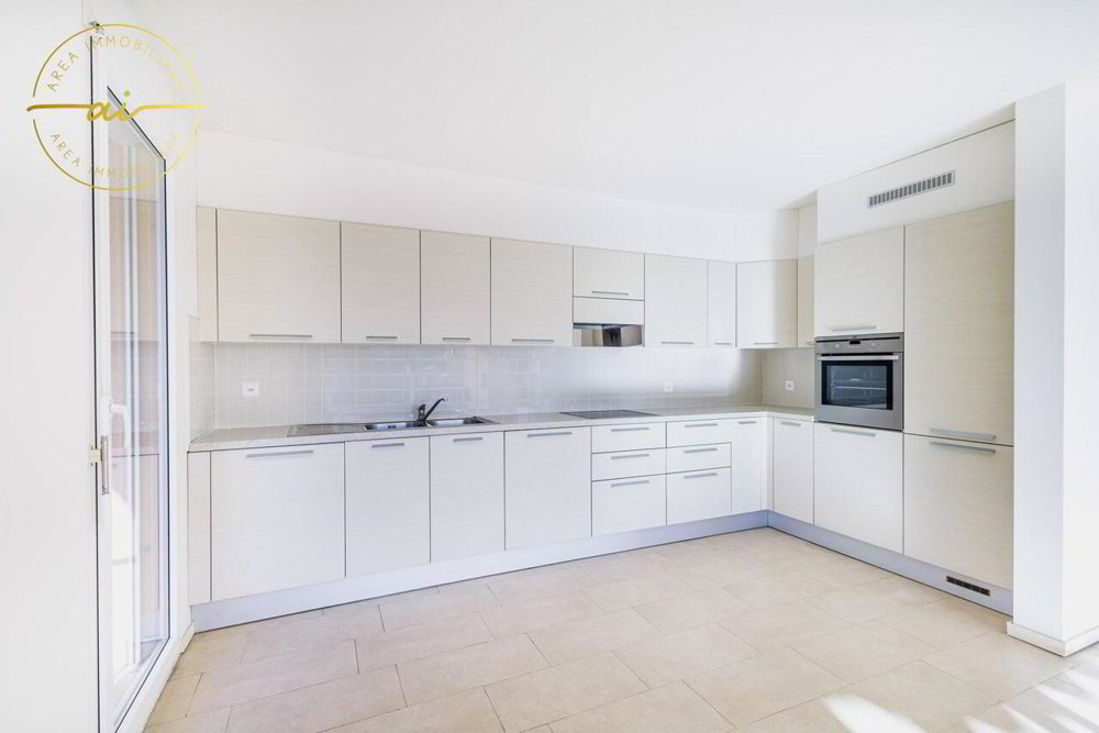 5 rooms Apartment to buy in Chiasso - image 1/13