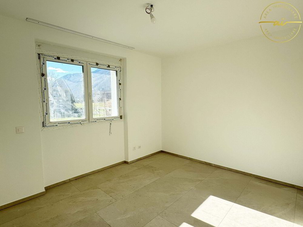 8 rooms House to buy in Cresciano - image 1/13