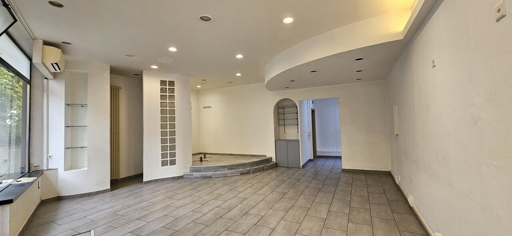 GESCHÄFTSLOCAL MIT VITRINE IM ZENTRUM