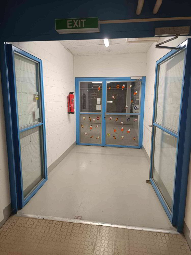 Lagerraum mit Büro und eingebauten Tresor - Ansicht 2