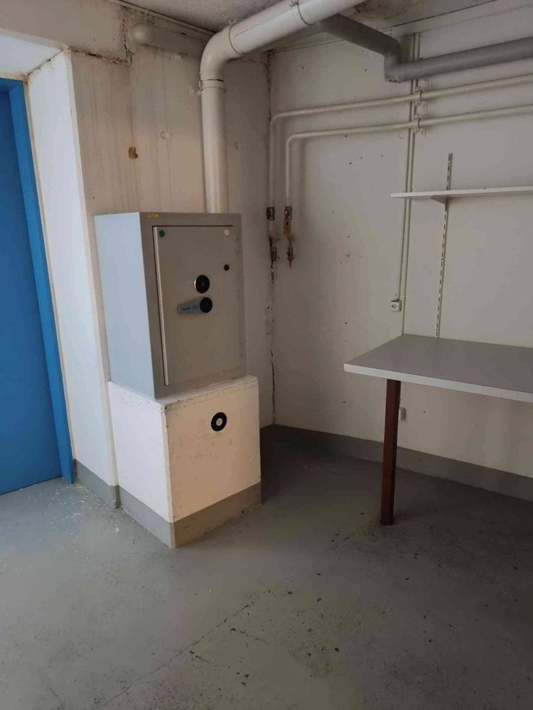 Lagerraum mit Büro und eingebauten Tresor - Ansicht 4