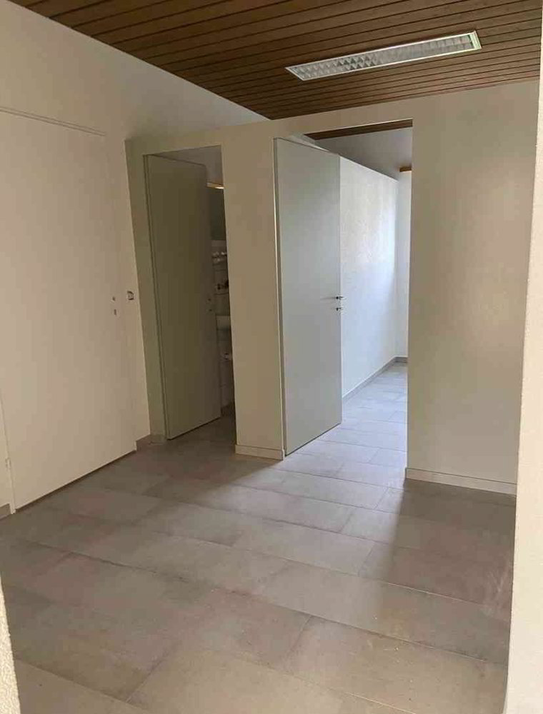 6 rooms Office & Commercial for rent in Bätterkinden - image 1/7