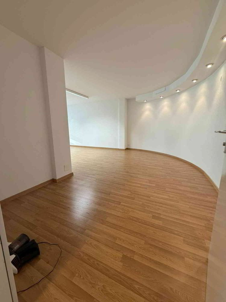 2.5 rooms Office & Commercial for rent in Zürich - image 1/7