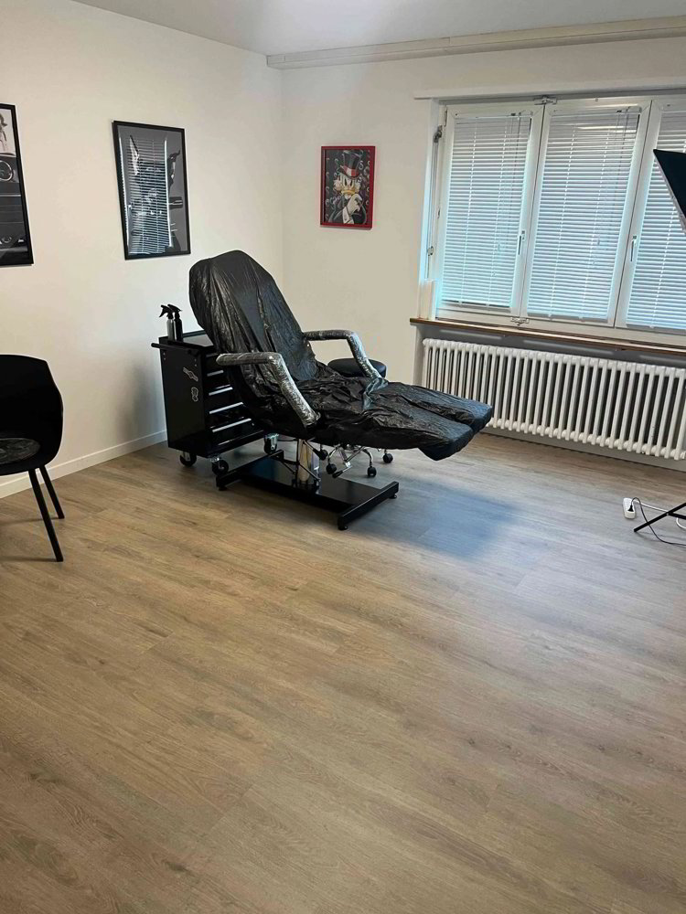 3.5 rooms Office & Commercial for rent in Kloten - image 1/12