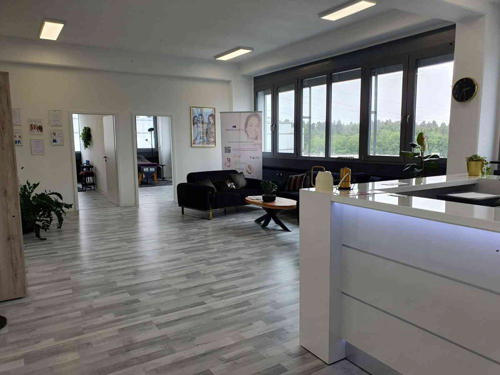 3 rooms Office & Commercial for rent in Effretikon - image 1/5