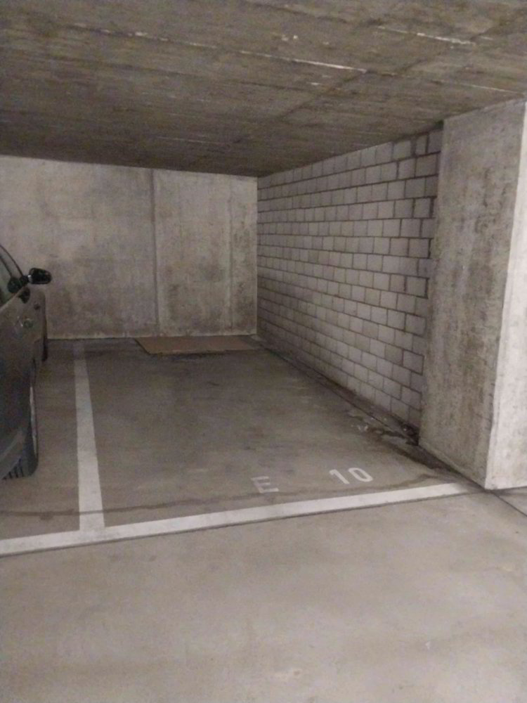 null rooms Car park, garage for rent in Bad Zurzach - image 1/2